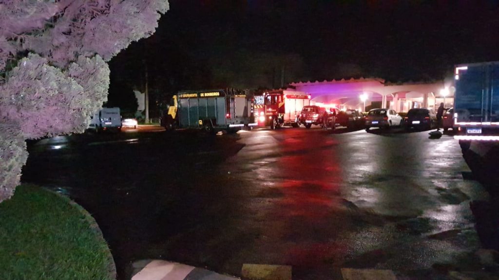Bombeiros são chamados para combater incêndio em hotel às margens da BR-277, em Cascavel Bombeiros são chamados para combater incêndio em hotel às margens da BR-277, em Cascavel