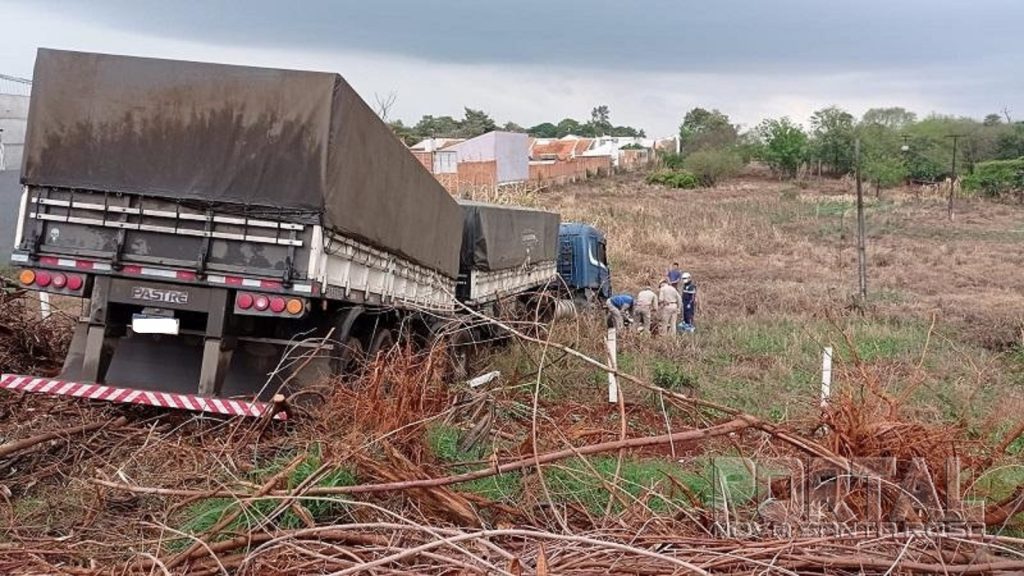 Após mal súbito, caminhoneiro derruba dois postes em Toledo Após mal súbito, caminhoneiro derruba dois postes em Toledo