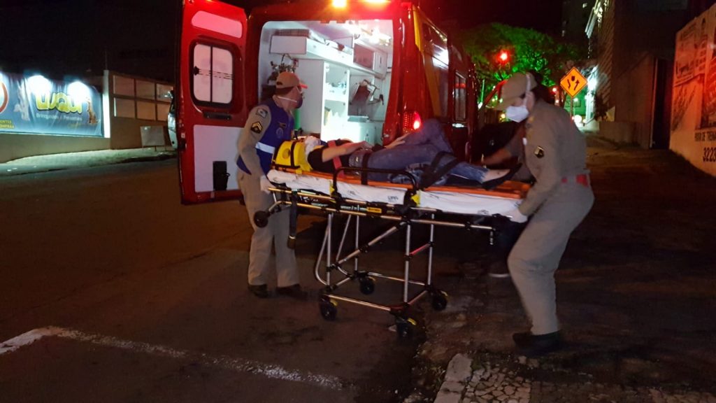 Durante aula de motocicleta, mulher sofre queda e é socorrida pelo Siate no Centro Durante aula de motocicleta, mulher sofre queda e é socorrida pelo Siate no Centro