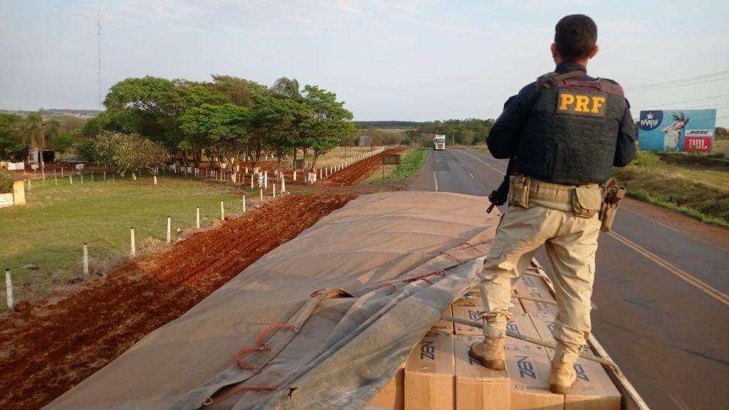 Polícia Rodoviária Federal apreende 350 mil maços de cigarros contrabandeados em carreta paraguaia Polícia Rodoviária Federal apreende 350 mil maços de cigarros contrabandeados em carreta paraguaia
