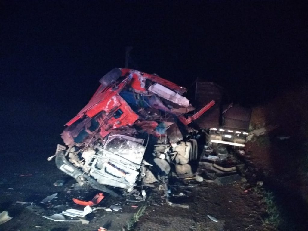 Caminhões batem e motoristas morrem na PR-160, em Cornélio Procópio