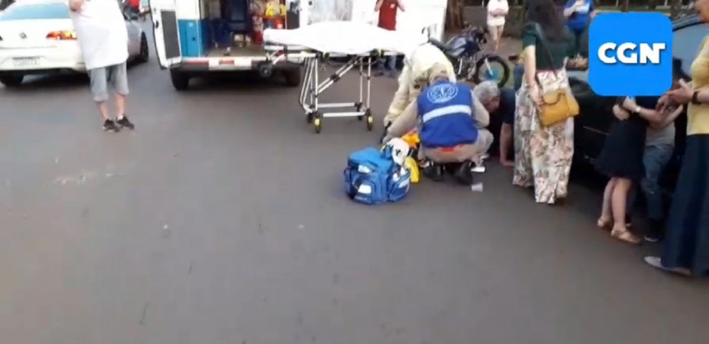 Menino é atropelado por moto na Rua Fortunato Bebber, em frente ao Zoológico Menino é atropelado por moto na Rua Fortunato Bebber, em frente ao Zoológico