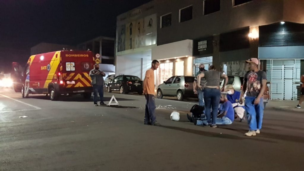 Motociclista fica ferido em acidente com carro na Rua Xavantes, no Bairro Santa Cruz Motociclista fica ferido em acidente com carro na Rua Xavantes, no Bairro Santa Cruz