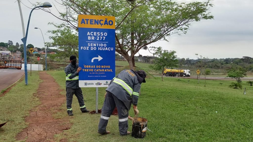 Desvie do Trevo Cataratas: rotas alternativas urbanas recebem reforço na sinalização vertical Desvie do Trevo Cataratas: rotas alternativas urbanas recebem reforço na sinalização vertical