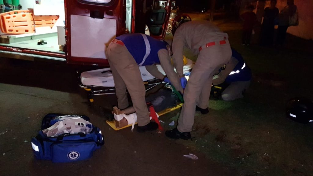 Motocicleta é arrastada em acidente de trânsito no Jardim Veneza; Homem fraturou a perna Motocicleta é arrastada em acidente de trânsito no Jardim Veneza; Homem fraturou a perna