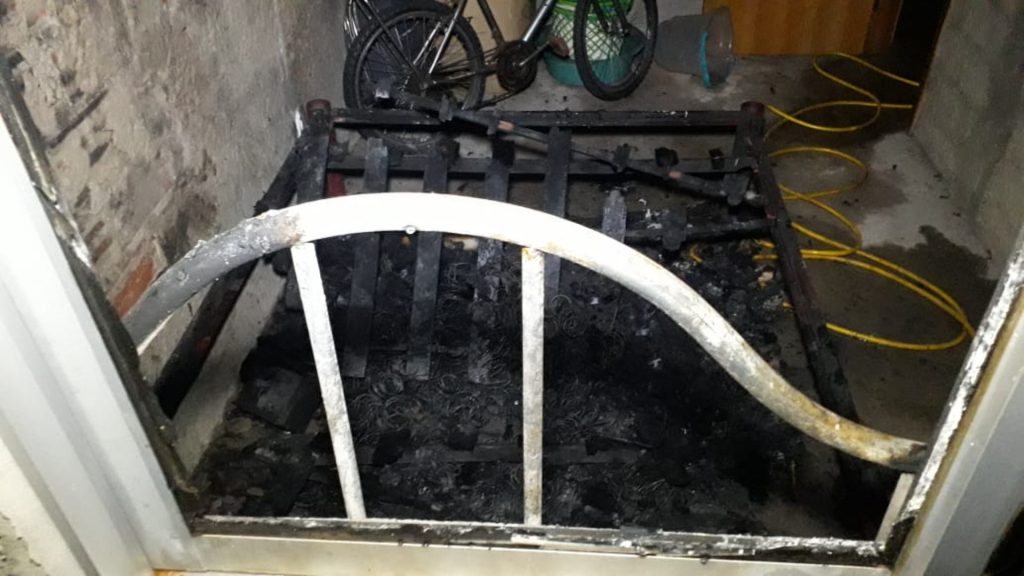 Cama é destruída por incêndio no Tarumã; Moradora acredita que o fogo foi ateado de forma criminosa Cama é destruída por incêndio no Tarumã; Moradora acredita que o fogo foi ateado de forma criminosa
