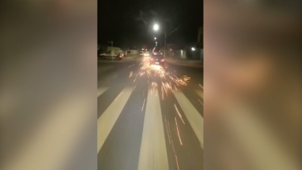 Vídeo mostra carro arrastando motocicleta pela Rua Itália, no Bairro Cascavel Velho Vídeo mostra carro arrastando motocicleta pela Rua Itália, no Bairro Cascavel Velho