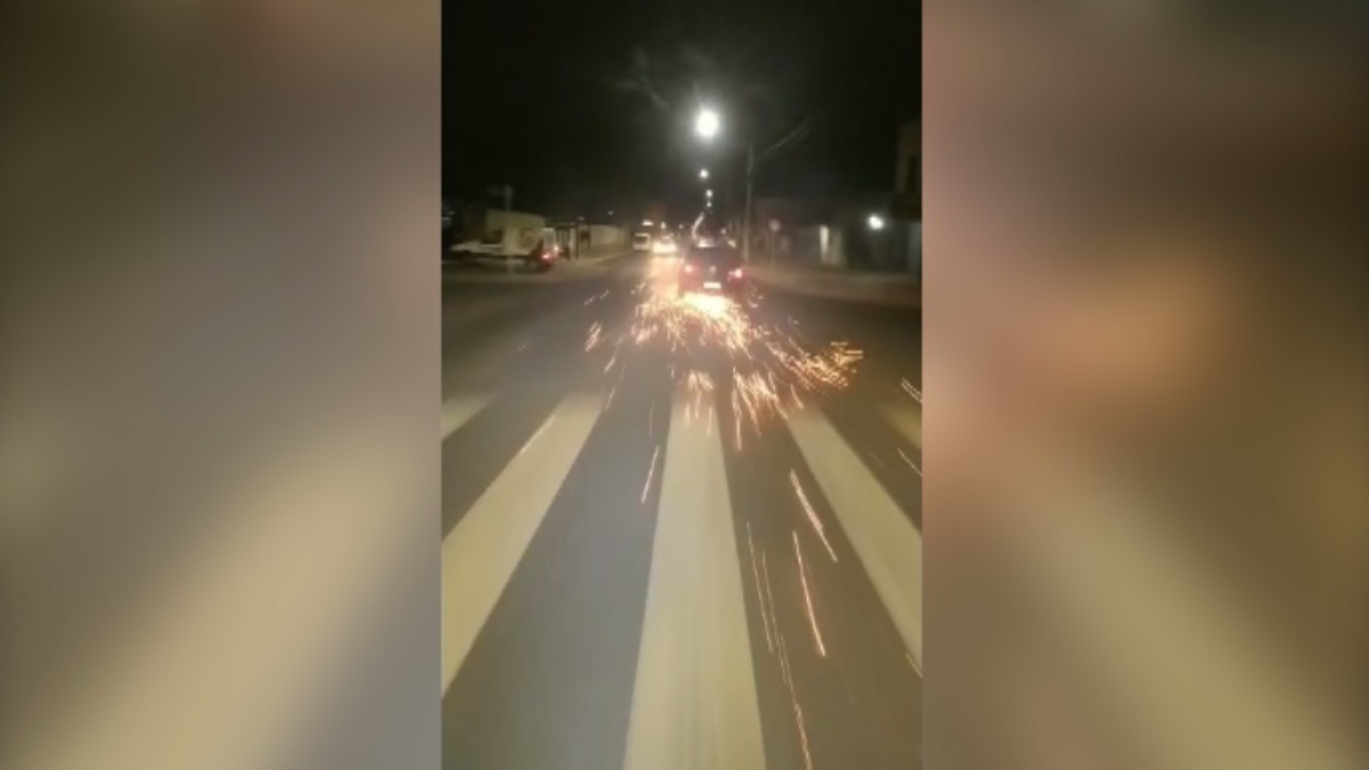 Vídeo mostra carro arrastando motocicleta pela Rua Itália, no Bairro Cascavel Velho