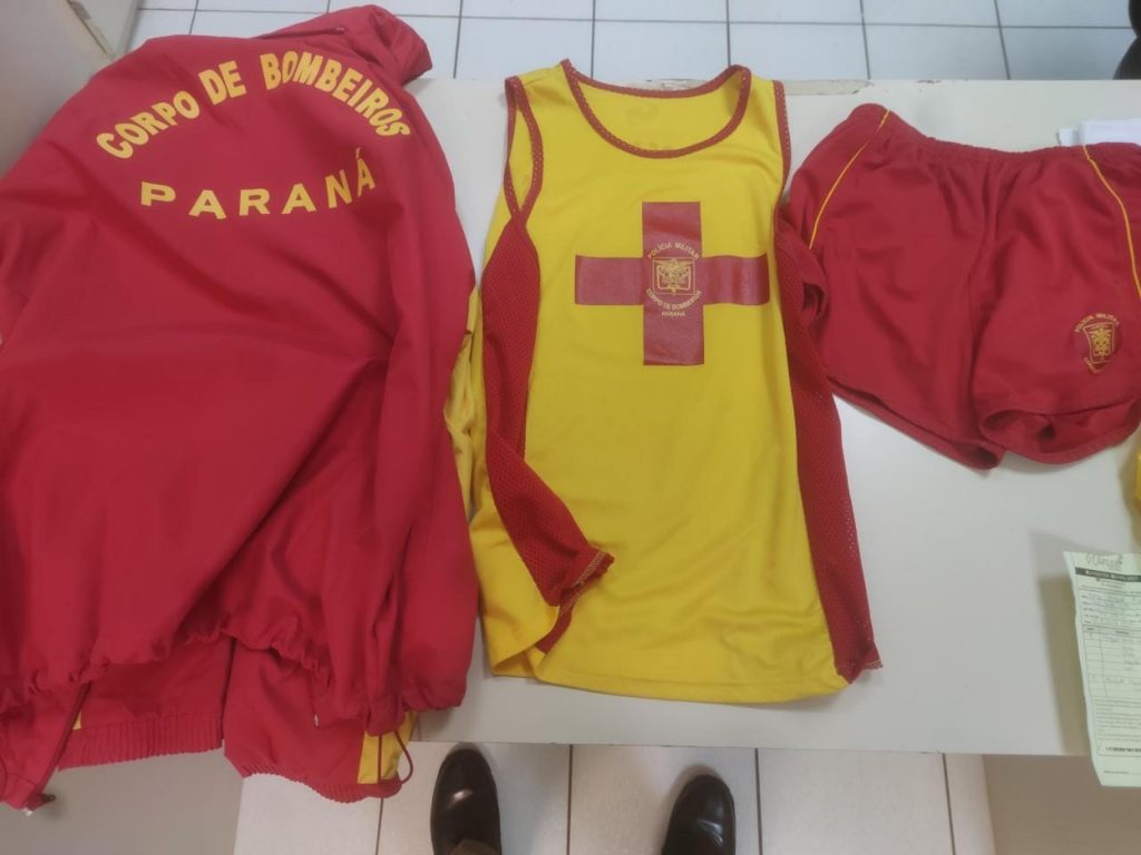 Vestido com roupas de salva vidas do Corpo de Bombeiros, homem é detido pela PM por ‘uso indevido de farda’ em Cascavel