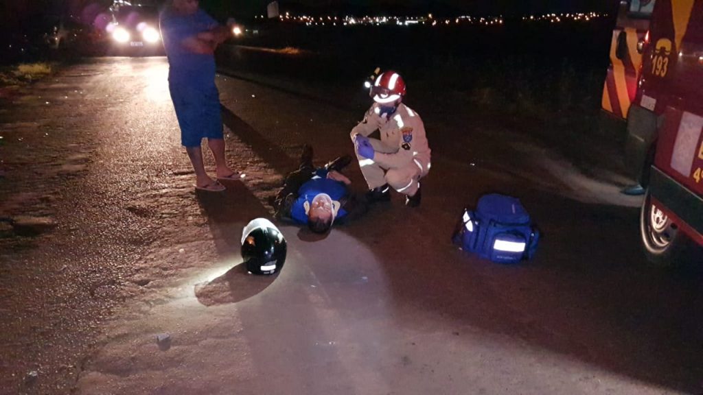 Atropelamento por moto deixa pedestre e motociclista feridos na Avenida Piquiri, no Jardim Melissa