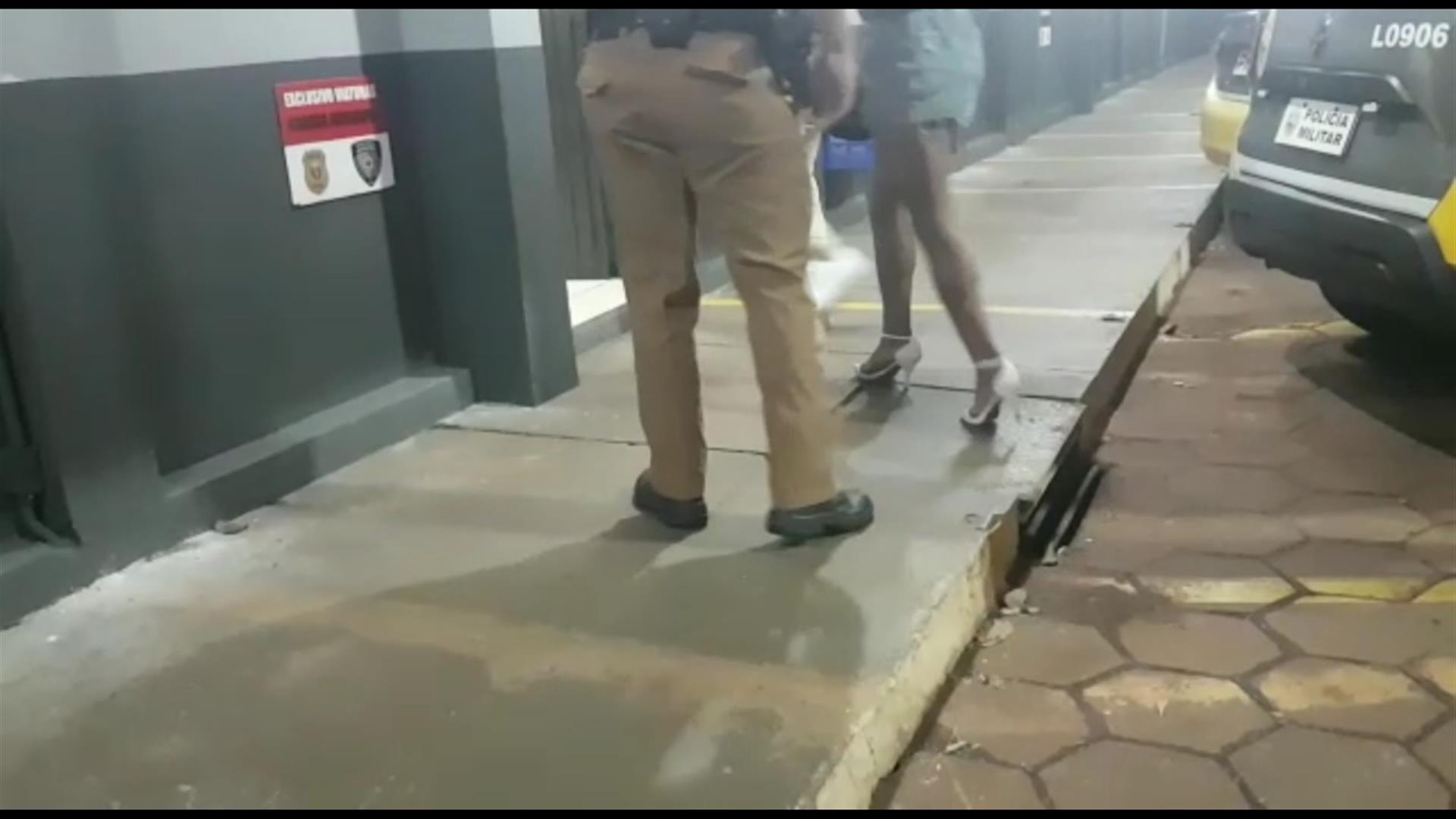 Homens criam grande confusão com homossexuais e travesti no Centro e vão parar na Delegacia Imagem referente a Homens criam grande confusão com homossexuais e travesti no Centro e vão parar na Delegacia