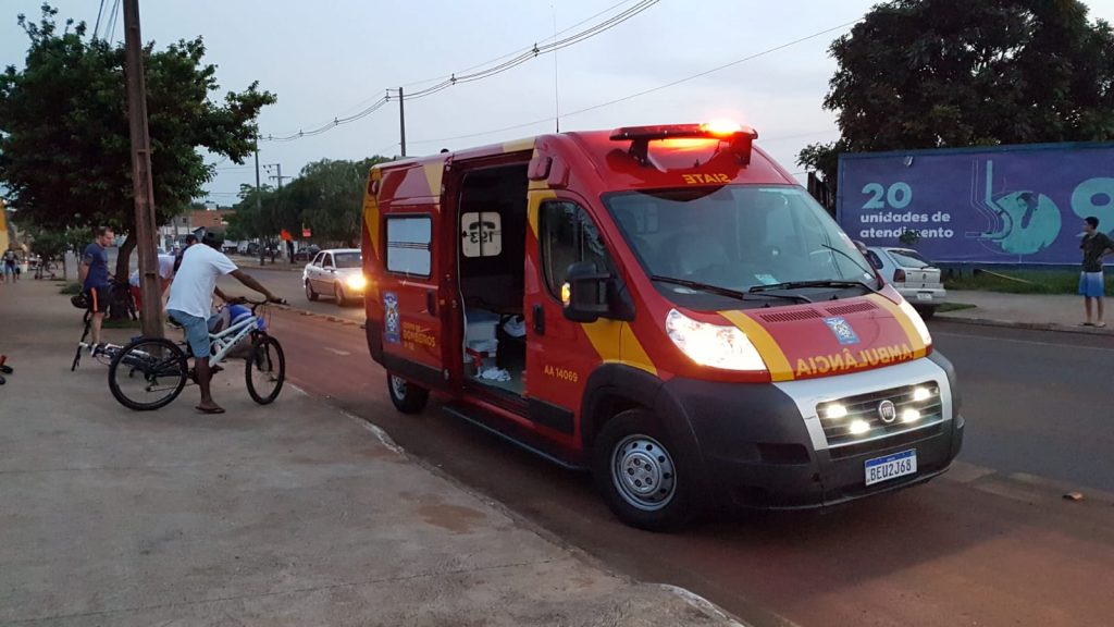 Mulher tem suspeita de fratura no cotovelo após sofrer queda de bicicleta