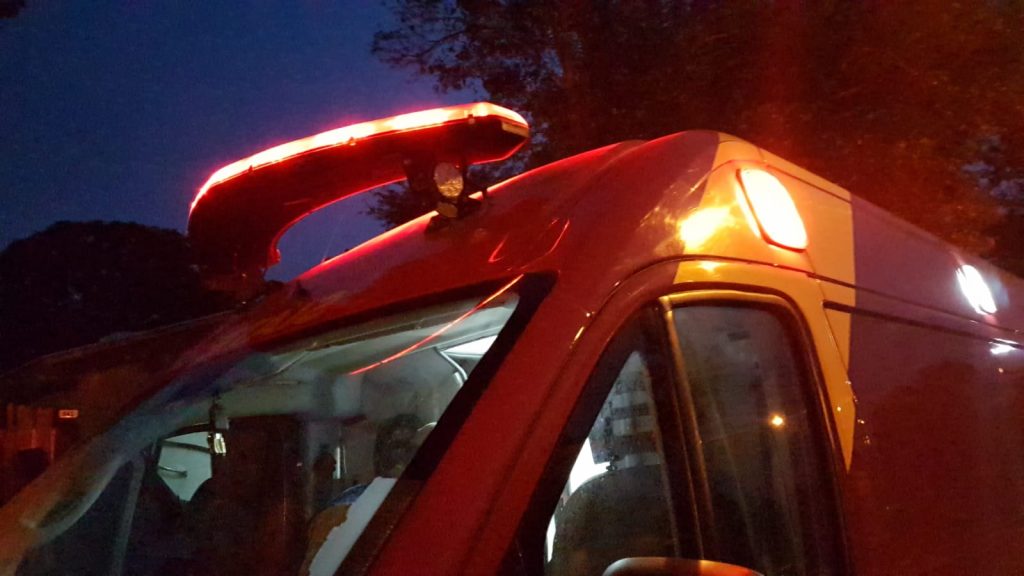 Homem sofre queda de plano elevado e é atendido pelo Corpo de Bombeiros