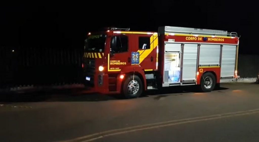 Fogo é ateado em árvore na Região do Lago e situação é controlada rapidamente pelo Corpo de Bombeiros