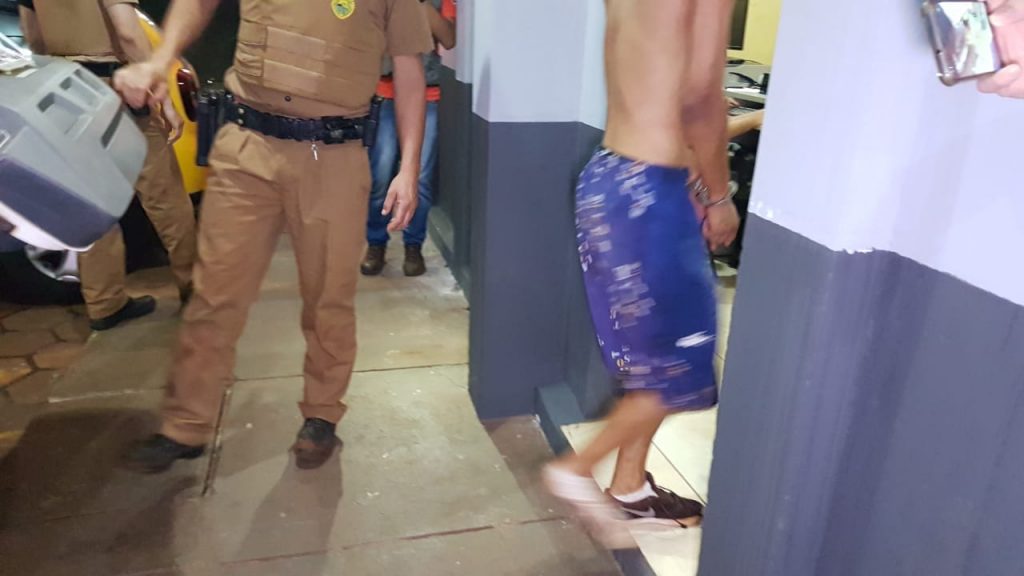 Após defender mulher numa briga entre casal, dois jovens entram em vias de fato e são detidos no Bairro Riviera