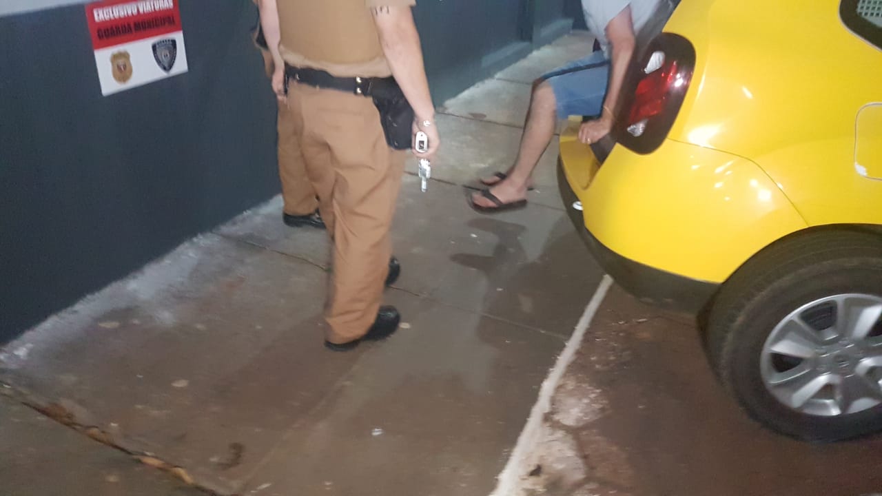 Homem é detido por disparo e porte ilegal de arma de fogo no Bairro Cataratas Imagem referente a Homem é detido por disparo e porte ilegal de arma de fogo no Bairro Cataratas
