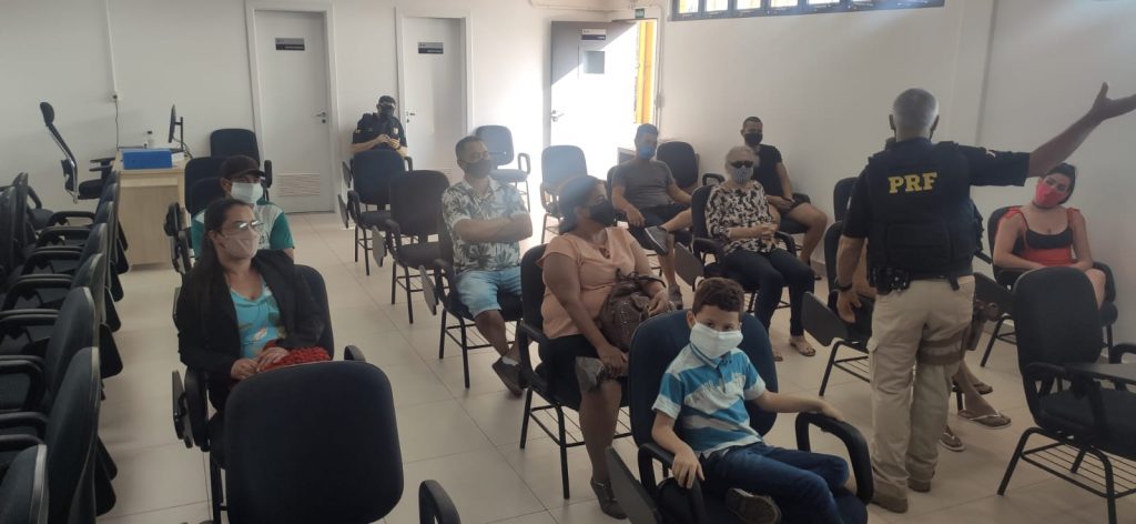 PRF realiza Cinema Rodoviário, em ação da Semana Nacional do Trânsito PRF realiza Cinema Rodoviário, em ação da Semana Nacional do Trânsito