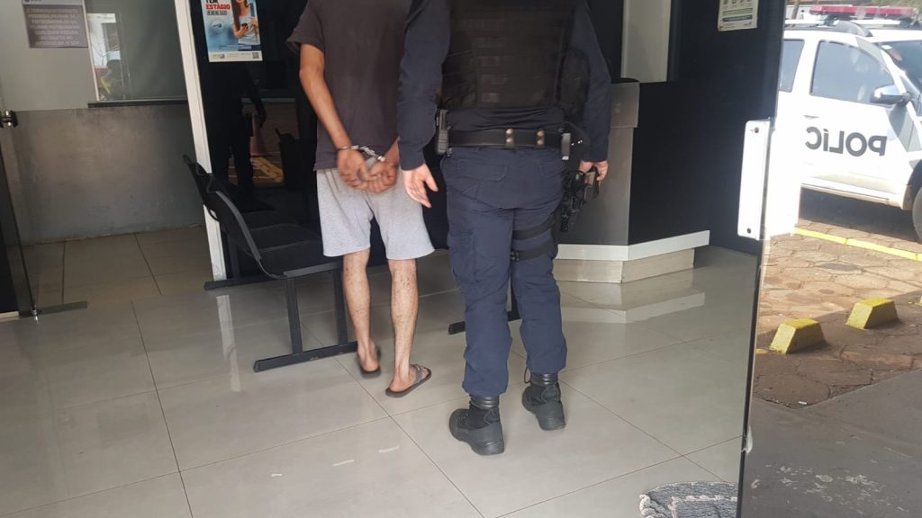 Homem que mantinha namorada em cárcere privado é detido pela GM no Periolo Homem que mantinha namorada em cárcere privado é detido pela GM no Periolo