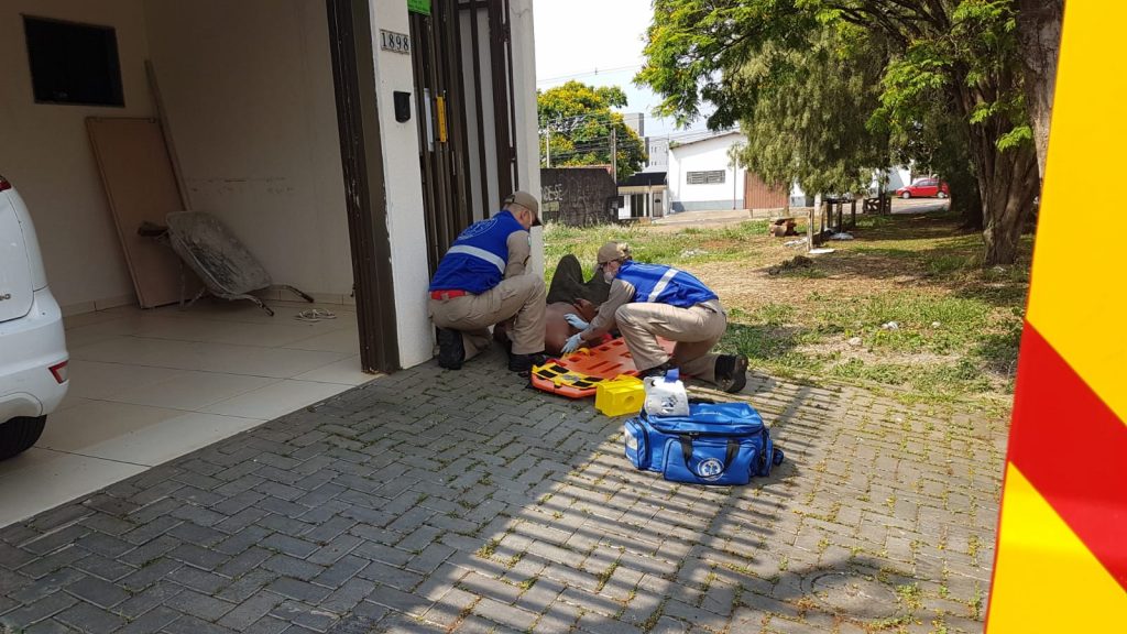 Adolescente agredido é socorrido pelo Siate na Rua Jorge Lacerda Adolescente agredido é socorrido pelo Siate na Rua Jorge Lacerda