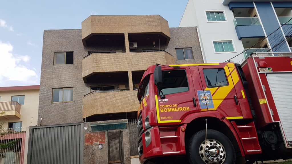 Bombeiros são chamados para combater incêndio em apartamento no Coqueiral Bombeiros são chamados para combater incêndio em apartamento no Coqueiral