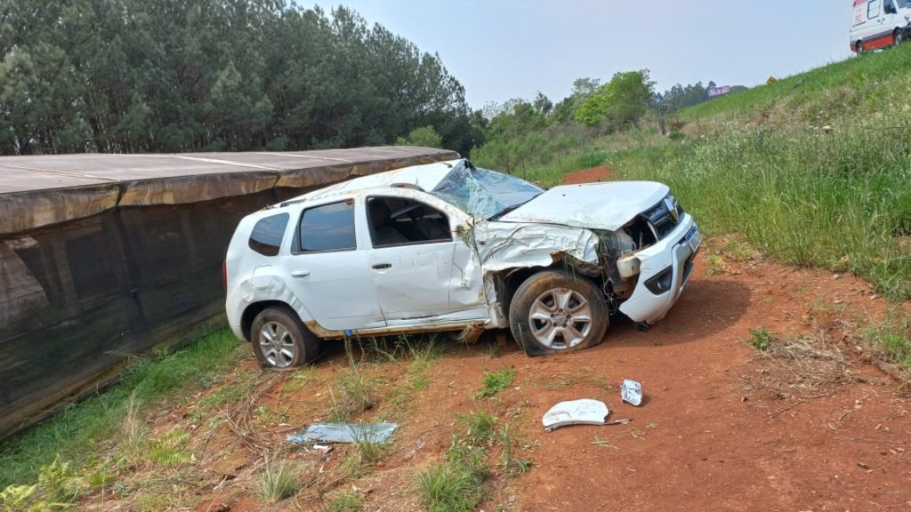 Casal fica ferido após capotamento na BR-280 em Marmeleiro Casal fica ferido após capotamento na BR-280 em Marmeleiro