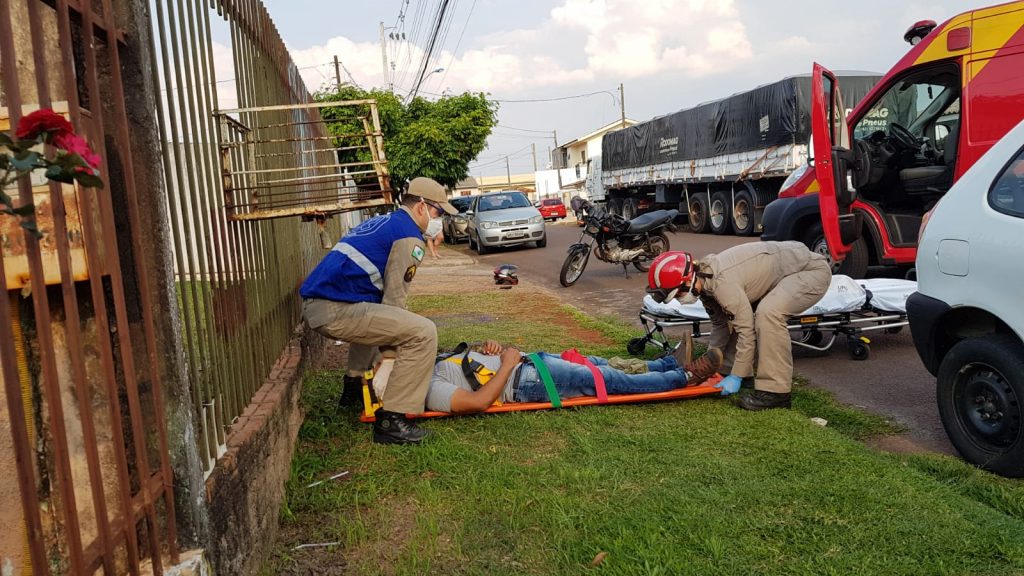 Carro e moto se envolvem em acidente no Bairro Santa Felicidade Carro e moto se envolvem em acidente no Bairro Santa Felicidade