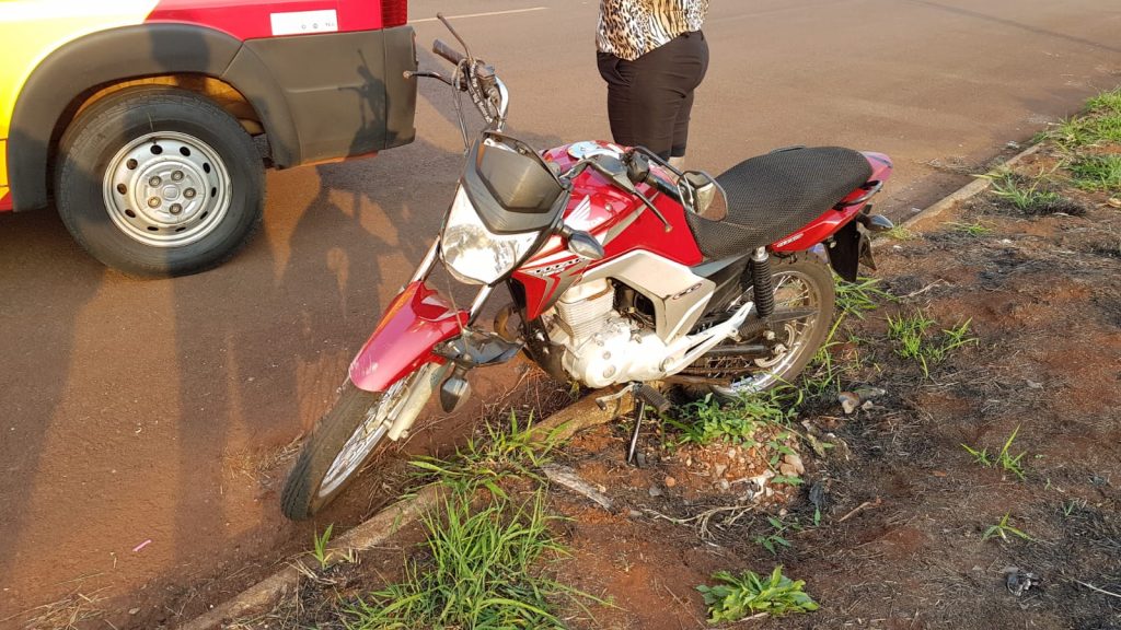 Jovem fica ferida ao cair de motocicleta no Jardim Santo Inácio Jovem fica ferida ao cair de motocicleta no Jardim Santo Inácio