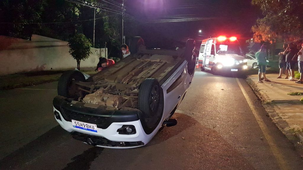 Renault Kwid capota após colisão contra HB20 na esquina das ruas Cuiabá e Souza Naves