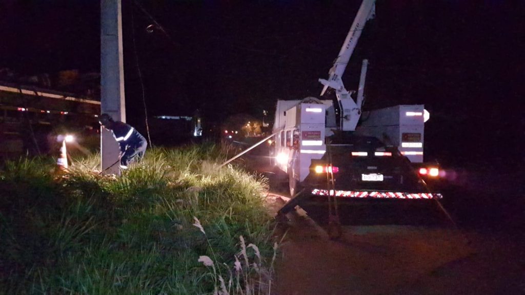 Equipes substituem poste atingido por carro no Esmeralda; localidade ficou sem energia elétrica