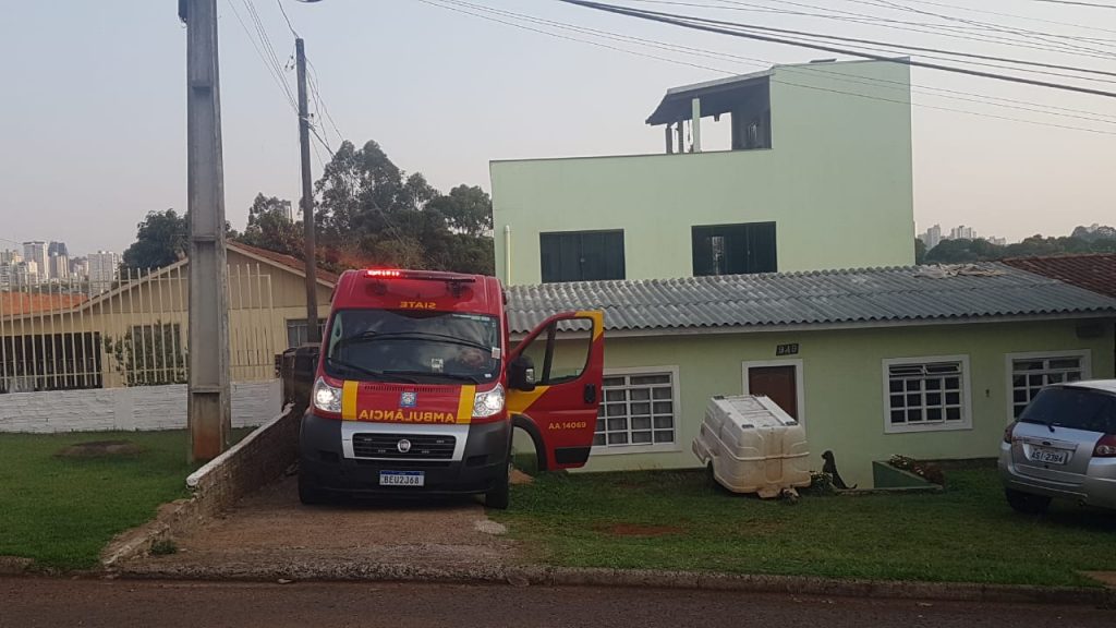 Mulher de 60 anos fere a cabeça ao cair de escada no Bairro Canadá Mulher de 60 anos fere a cabeça ao cair de escada no Bairro Canadá