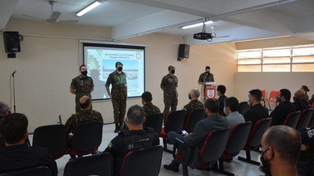 Agentes penitenciários participam de curso do Exército de tiro em fuzil e manutenção de armamento Agentes penitenciários participam de curso do Exército de tiro em fuzil e manutenção de armamento