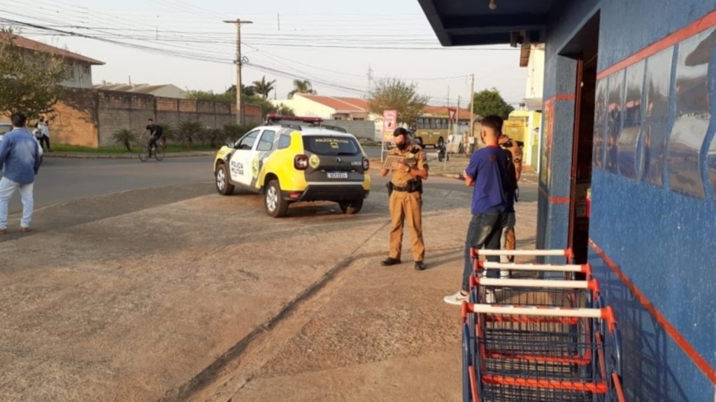 Homens armados assaltam mercado em Ponta Grossa Homens armados assaltam mercado em Ponta Grossa