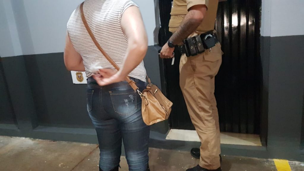 Mulher acusada de agredir o filho é detida pela PM em Santa Tereza do Oeste; Garoto e irmãos foram acolhidos pelo Conselho Tutelar Mulher acusada de agredir o filho é detida pela PM em Santa Tereza do Oeste; Garoto e irmãos foram acolhidos pelo Conselho Tutelar