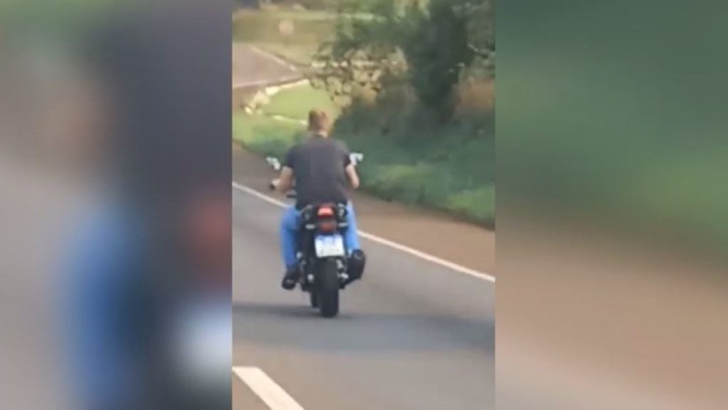 Motociclista é flagrado indo de Cascavel a Toledo sem capacete