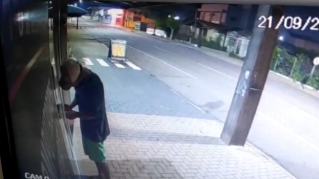 Câmera de segurança registra arrombamento em estúdio de tatuagem na Rua São Paulo Câmera de segurança registra arrombamento em estúdio de tatuagem na Rua São Paulo