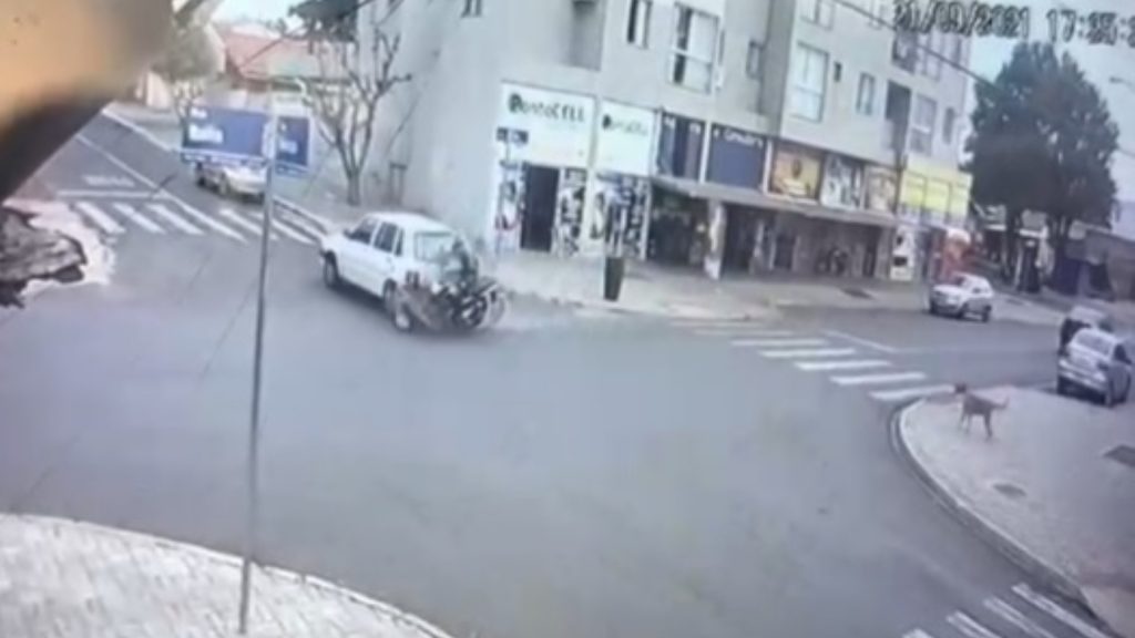Acidente na Rua Itália é flagrado por câmera de segurança