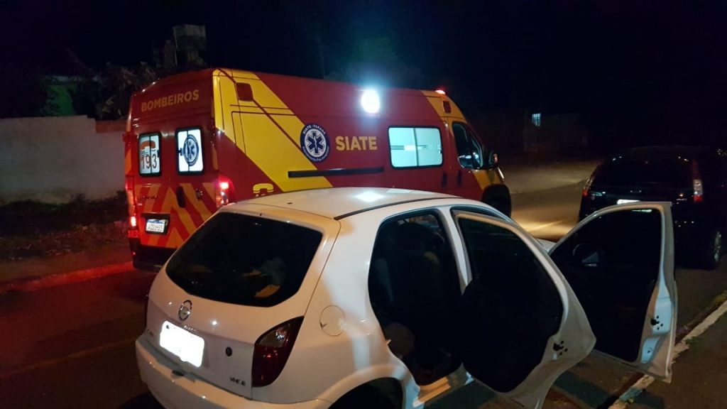 Carro e moto se envolvem em acidente de trânsito na Rua Maracaí