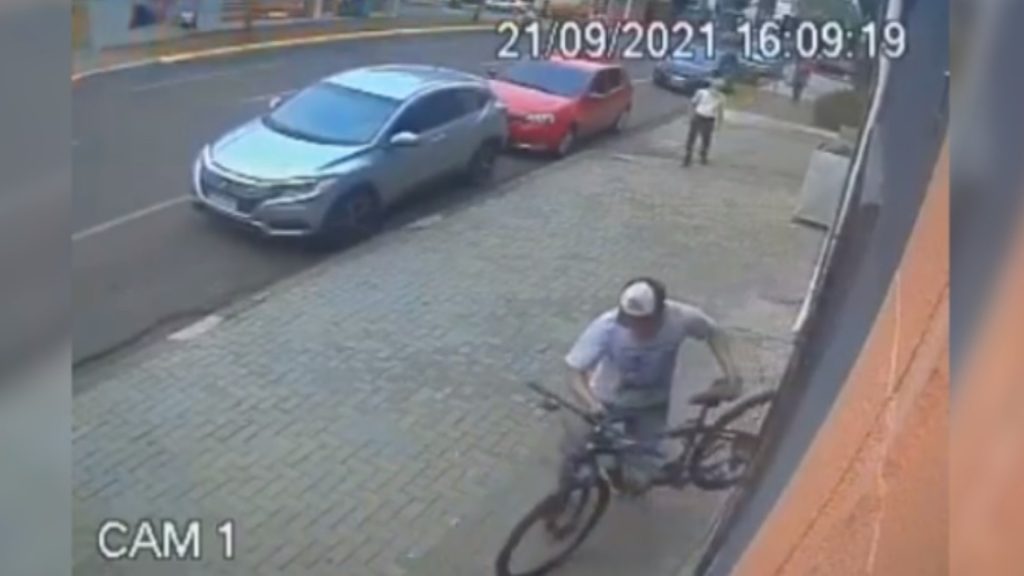 Em menos de 10 segundos, ladrão furta bicicleta no Centro de Cascavel; Veja o vídeo