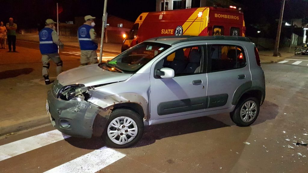 Palio e Uno batem em cruzamento no Bairro Floresta