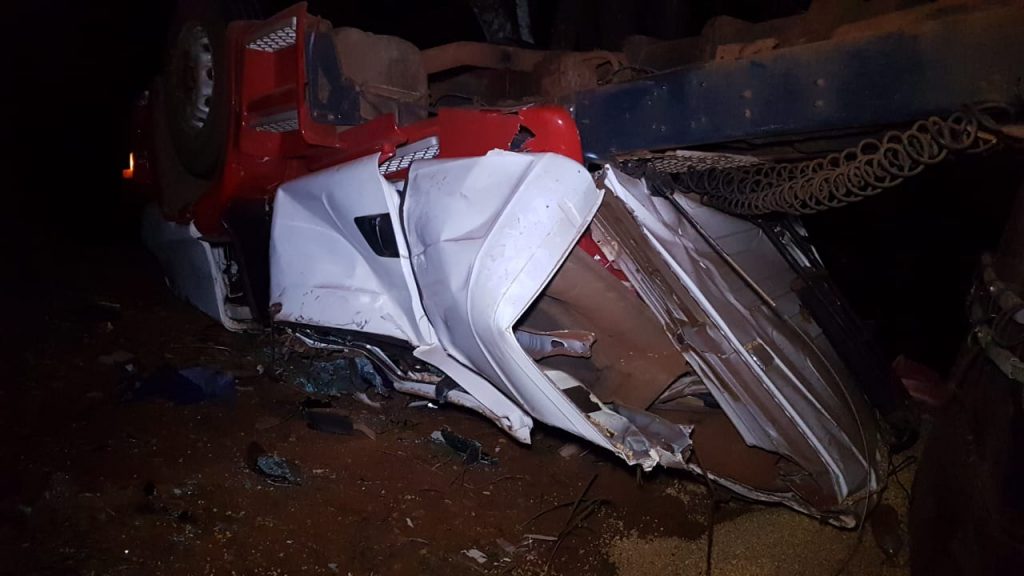 Veículo de carga tomba em estrada rural perto da PR-486, em Jotaesse