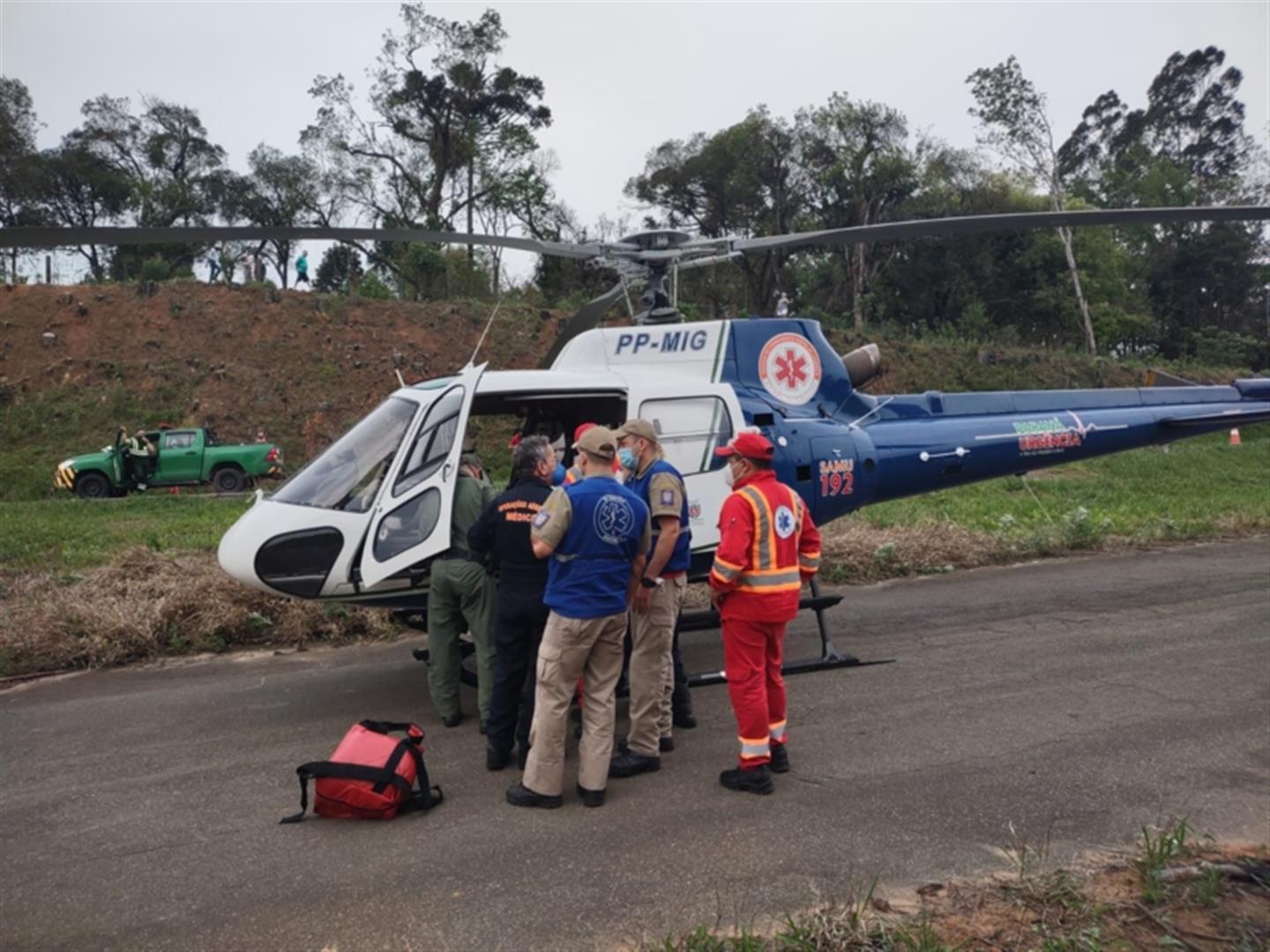 Acidente entre van e dois caminhões fere 12 na BR-373 Imagem referente a Acidente entre van e dois caminhões fere 12 na BR-373