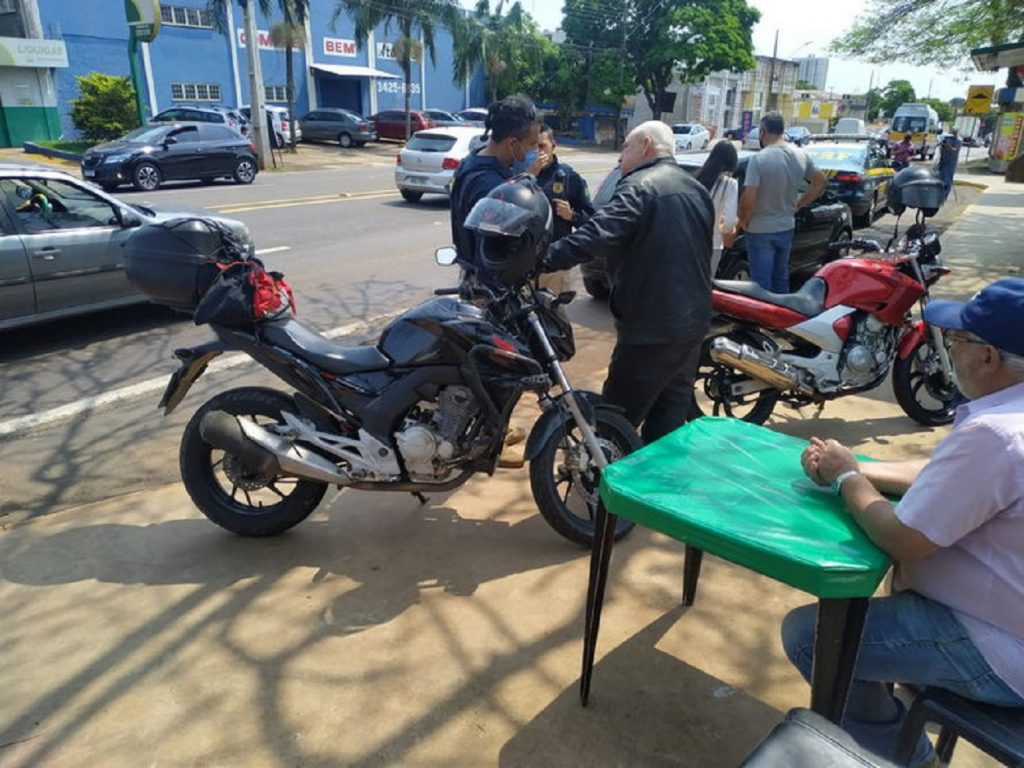 Acidente entre três veículos deixa motociclista ferido em Apucarana