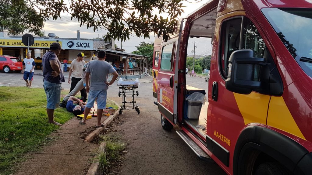 Motociclista se envolve em acidente e ainda tem o celular furtado no Jardim Clarito