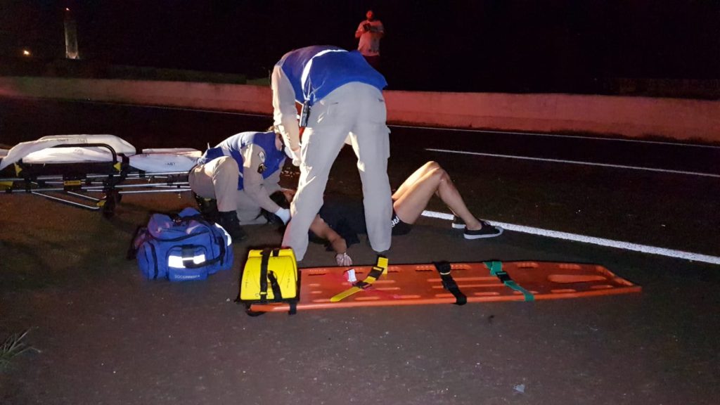 Duas pessoas ficam feridas após caírem de motocicleta na PRc-467, em Cascavel
