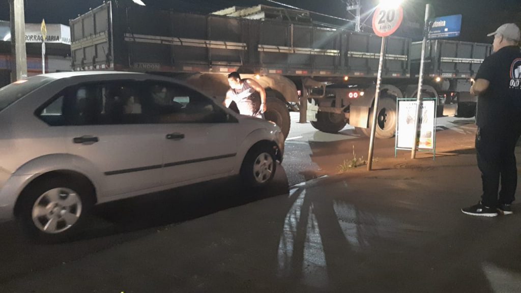 Colisão entre carreta e Fiesta é registrada na Rua Jacarezinho, no Bairro São Cristóvão