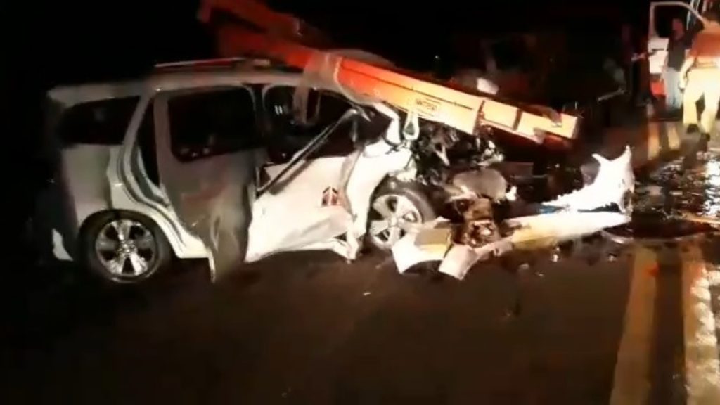 Grave colisão frontal entre veículos na PR-484 deixa três pessoas feridas