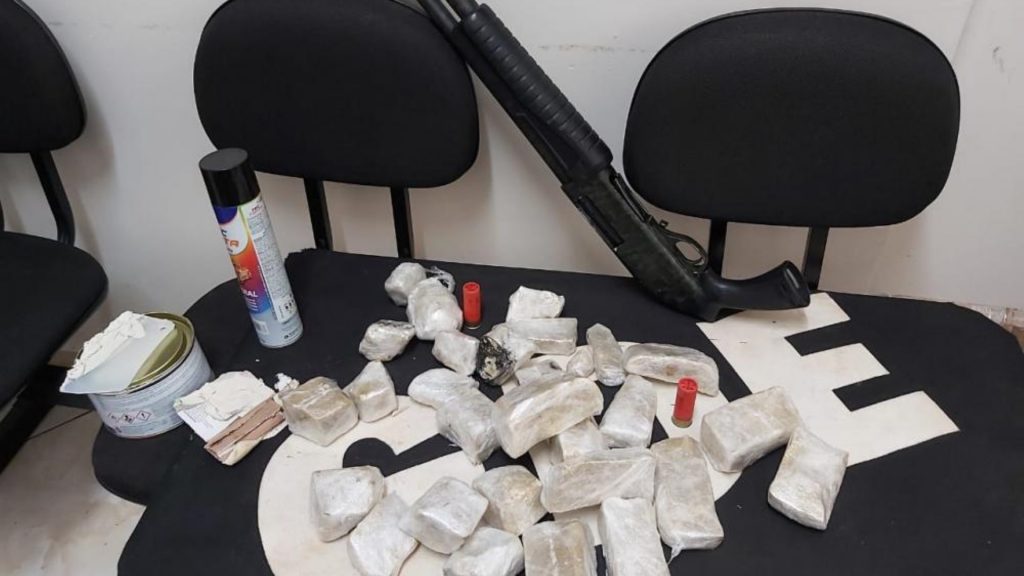 GDE prende trio em flagrante com drogas e escopeta calibre 12 no Jardim São Paulo, em Foz