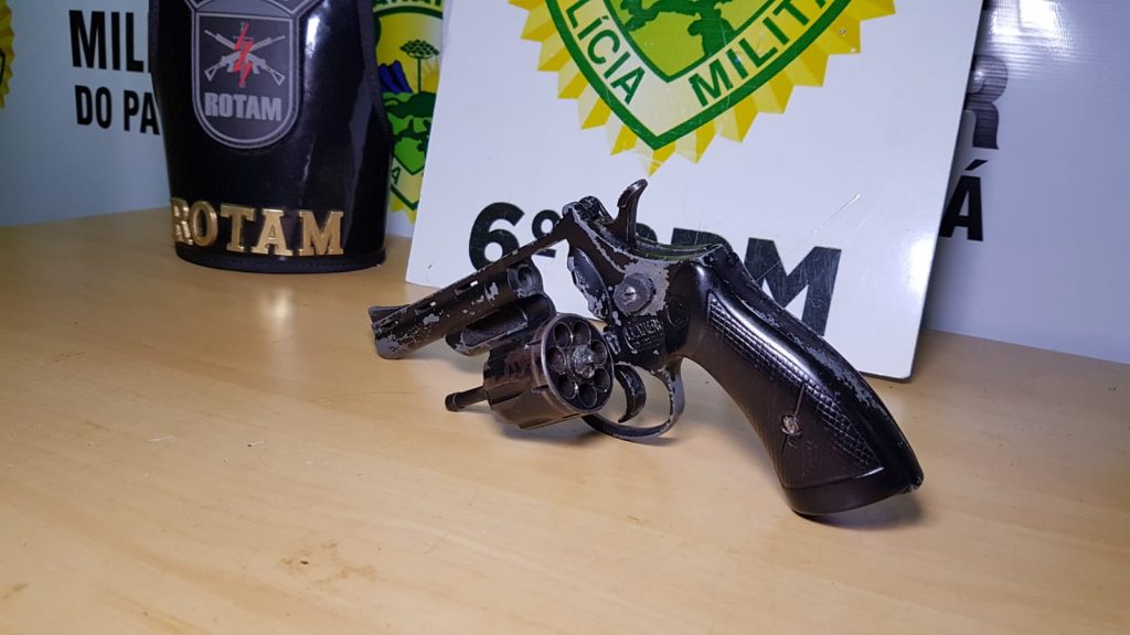 ROTAM detém homem e apreende arma de fogo durante abordagem a ônibus na BR-277