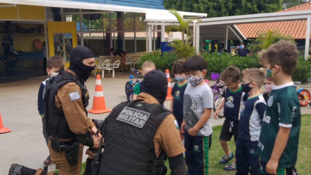 Polícia Militar ensina práticas e comportamentos no trânsito a estudantes cascavelenses