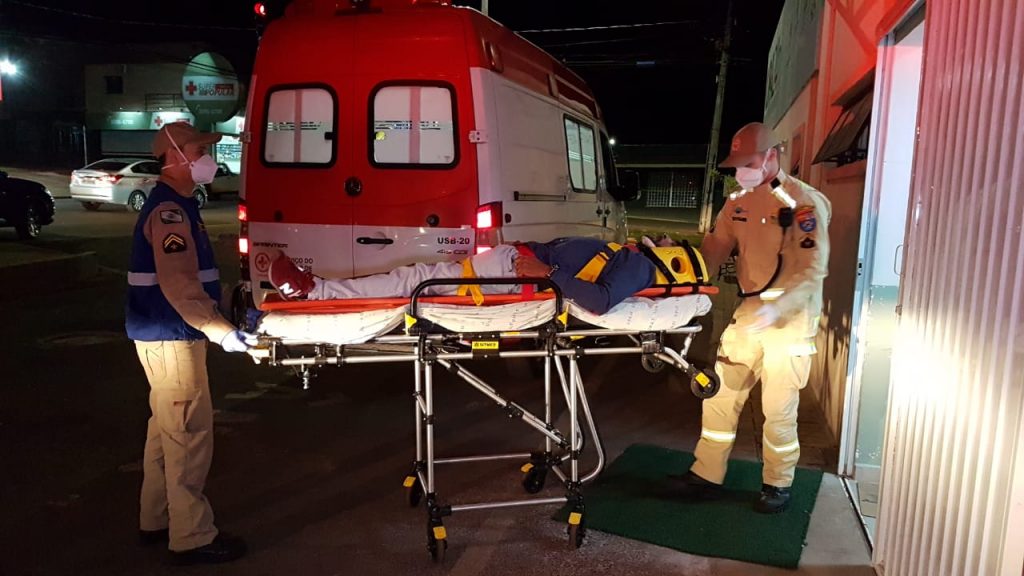 Homem é atingido por veículo no Bairro Morumbi e fica ferido